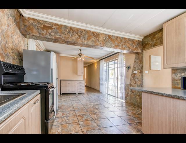 5 BEDROOM FREEHOLD FOR SALE IN MORET